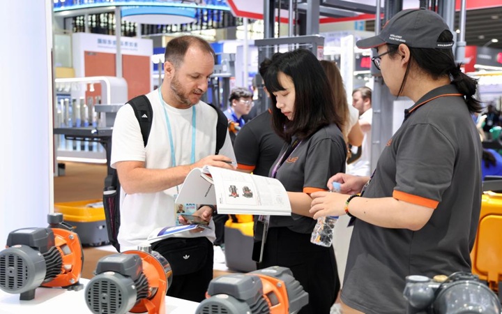 参展企业数量创新高 “中国第一展”开幕展现外贸新气象