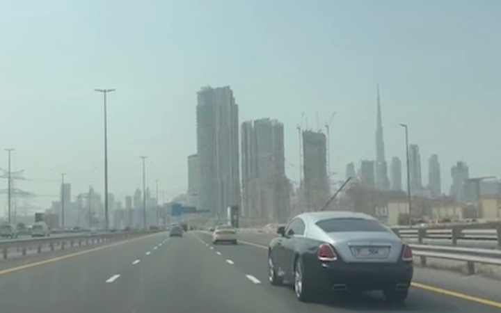 迪拜自动驾驶公司员工紧急居家，Robotaxi“躲”进室内停车场