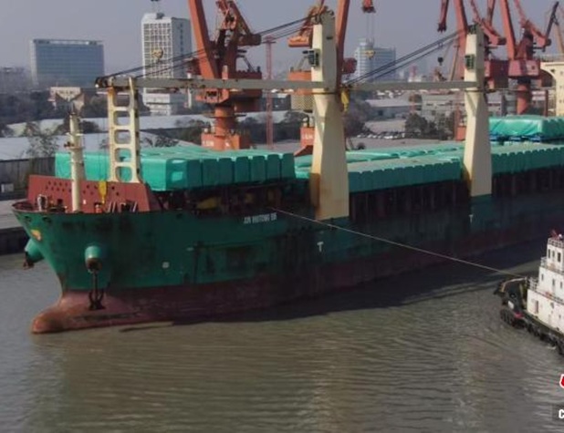 299辆中国国产客车在沪装载 运往阿尔及利亚