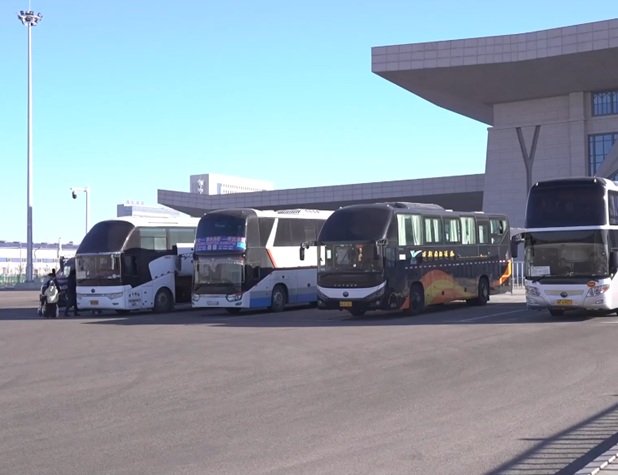 在霍尔果斯口岸，汽车“摆渡人”保障“中国制造”出海