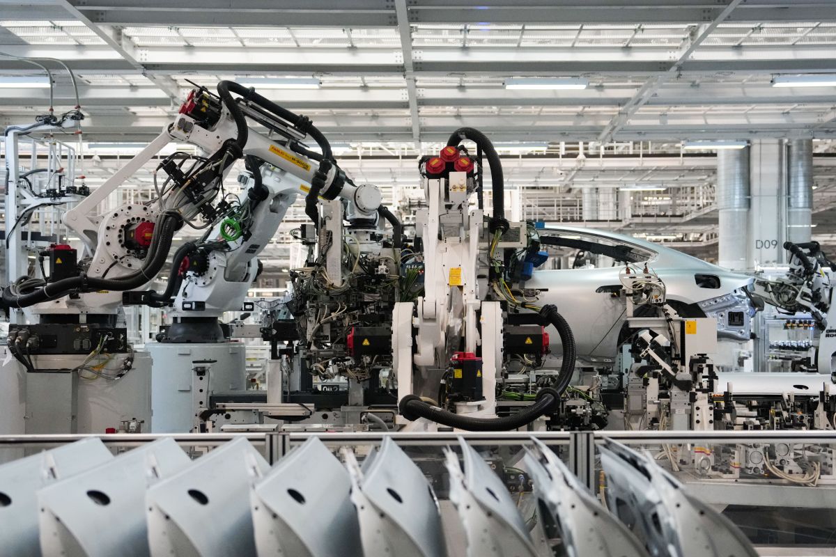 新能源汽车加速“出海” 上海港码头春节“不打烊”